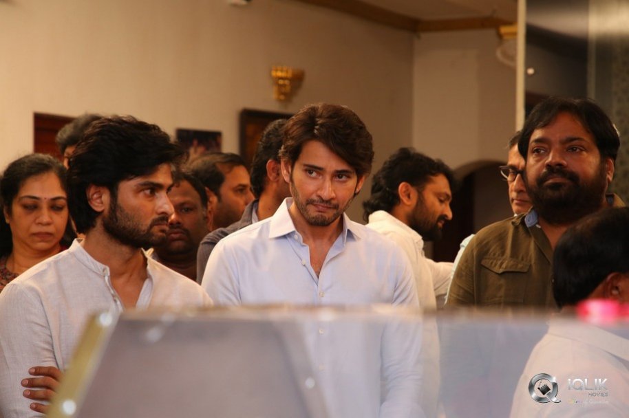 Celebrities-pay-homage-to-superstar-Krishna